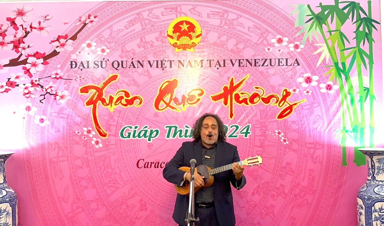 Thứ trưởng Văn hóa Venezuela Alí Alejandro tham gia biểu diễn tại chương trình