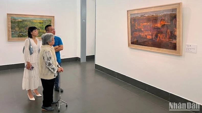 Triển lãm 151 tác phẩm tiêu biểu của chiến sĩ, họa sĩ Huỳnh Phương Đông ảnh 6