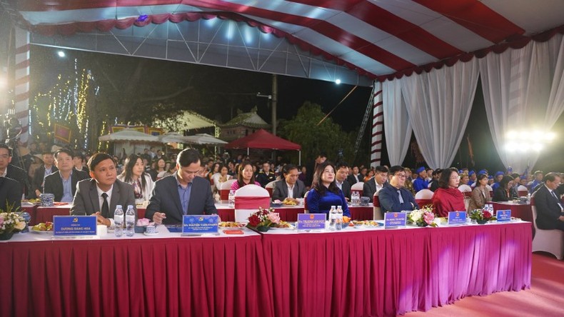 Anunciando el festival de la aldea de Bat Trang como patrimonio cultural inmaterial nacional foto 7