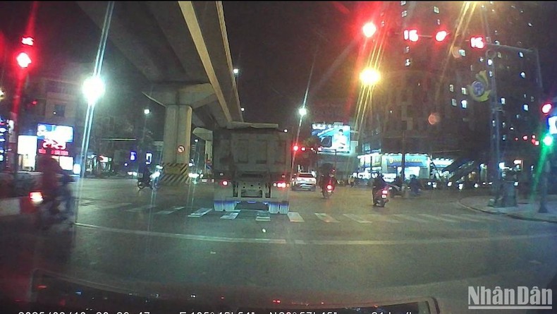 Hà Nội: Tái diễn tình trạng xe tải vượt đèn đỏ trong đêm ảnh 4