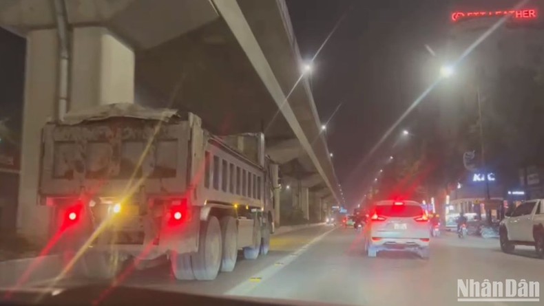 Hà Nội: Tái diễn tình trạng xe tải vượt đèn đỏ trong đêm ảnh 5