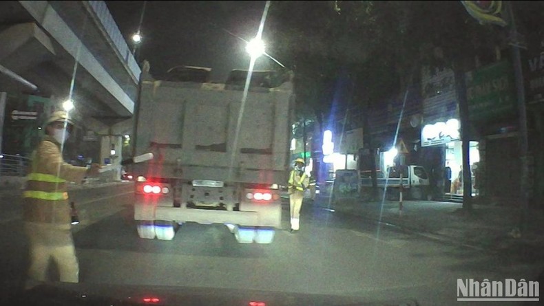 Hà Nội: Tái diễn tình trạng xe tải vượt đèn đỏ trong đêm ảnh 6