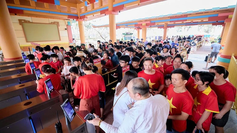 Hàng nghìn du khách đã đến tham quan, trải nghiệm các dịch vụ tại Sun World Hà Nam trong ngày khai trương ảnh 1
