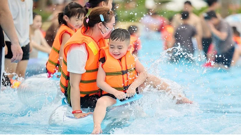 Hàng nghìn du khách đã đến tham quan, trải nghiệm các dịch vụ tại Sun World Hà Nam trong ngày khai trương ảnh 2