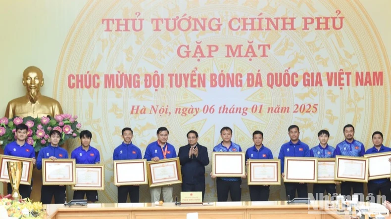 Giữ vững phong độ, vượt qua chính mình, nỗ lực vươn tới những đỉnh cao của bóng đá Việt Nam ảnh 3