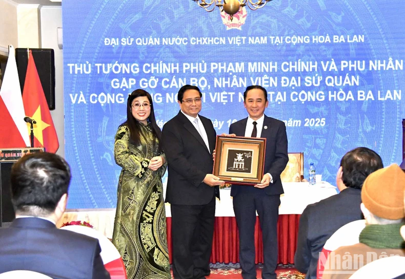 Thủ tướng Phạm Minh Chính và Phu nhân gặp gỡ cộng đồng người Việt Nam tại CH Ba Lan ảnh 6