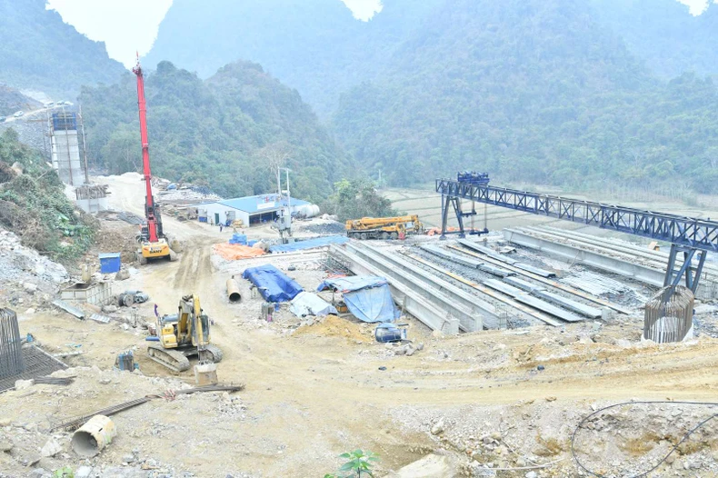 Thủ tướng Phạm Minh Chính thị sát, kiểm tra tình hình thi công Dự án cao tốc Đồng Đăng-Trà Lĩnh ảnh 10