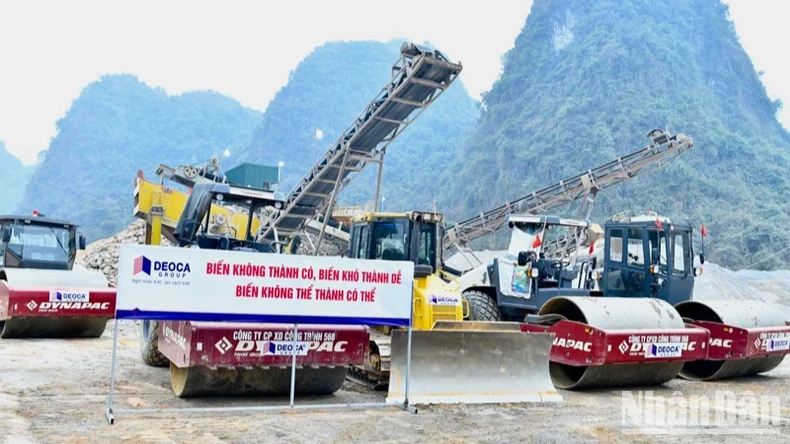 Thủ tướng Phạm Minh Chính thị sát, kiểm tra tình hình thi công Dự án cao tốc Đồng Đăng-Trà Lĩnh ảnh 5