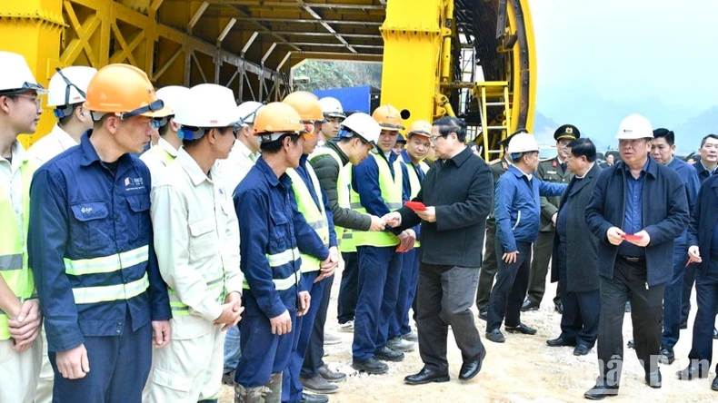 Thủ tướng Phạm Minh Chính thị sát, kiểm tra tình hình thi công Dự án cao tốc Đồng Đăng-Trà Lĩnh ảnh 6