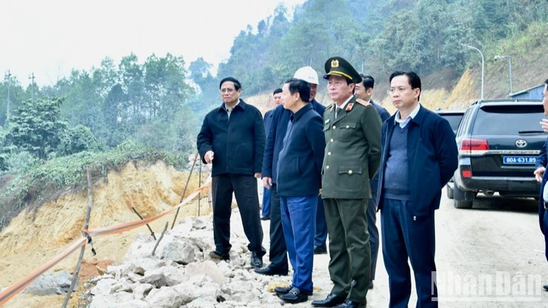 Thủ tướng Phạm Minh Chính thị sát, kiểm tra tình hình thi công Dự án cao tốc Đồng Đăng-Trà Lĩnh ảnh 11