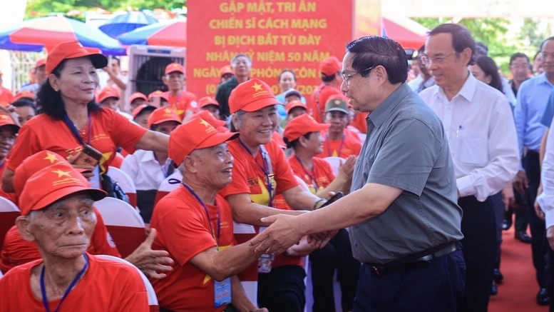 Thủ tướng Phạm Minh Chính và các chiến sĩ cách mạng, cựu tù chính trị bị địch bắt, tù đày tham dự buổi gặp mặt, tri ân. (Ảnh: NHẬT BẮC/VGP)