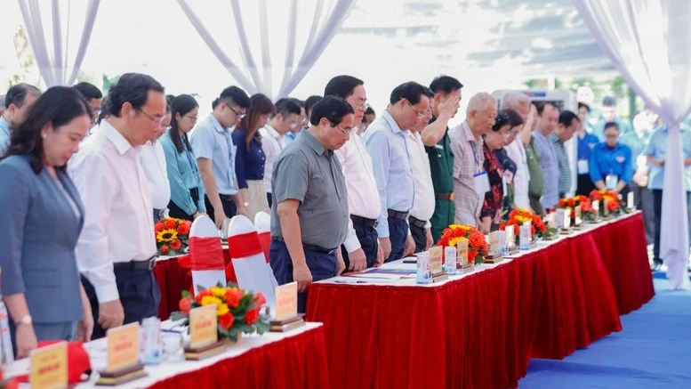 Thủ tướng Phạm Minh Chính và các đại biểu mặc niệm tưởng nhớ các chiến sĩ cách mạng đã hy sinh. (Ảnh: NHẬT BẮC/VGP)