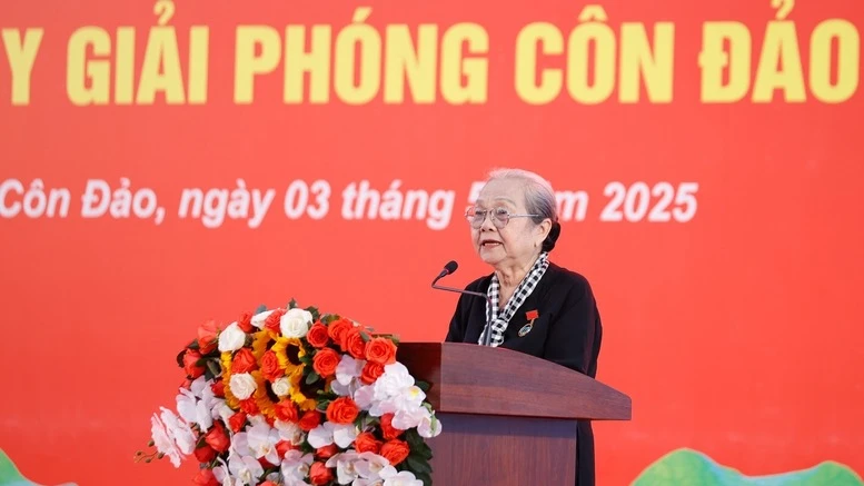 Bà Hoàng Thị Khánh, Trưởng Ban Liên lạc toàn quốc chiến sĩ cách mạng Việt Nam bị địch bắt tù đày phát biểu ý kiến tại buổi gặp mặt. (Ảnh: NHẬT BẮC/VGP)