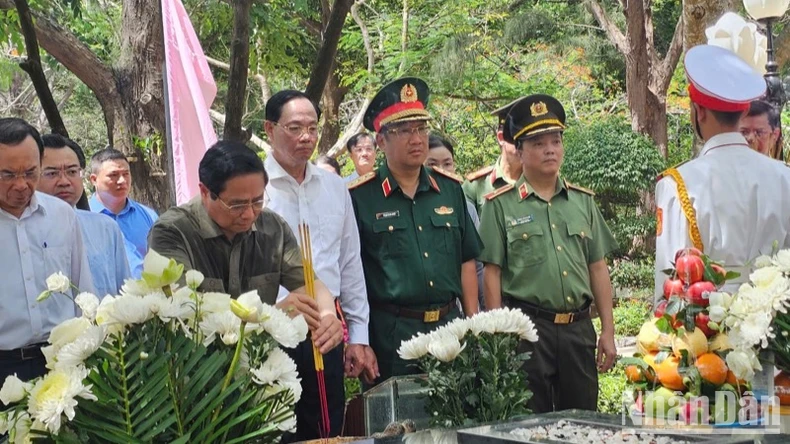 Thủ tướng Phạm Minh Chính và các đồng chí lãnh đạo dâng hương tại phần mộ Tổng Bí thư Lê Hồng Phong. (Ảnh: VŨ TÂN)