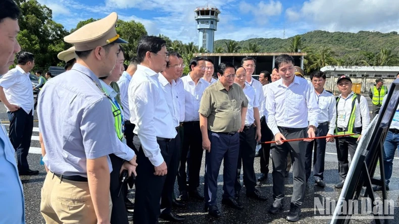Thủ tướng Phạm Minh Chính nghe báo cáo về quy hoạch Cảng hàng không Côn Đảo. (Ảnh: VŨ TÂN)
