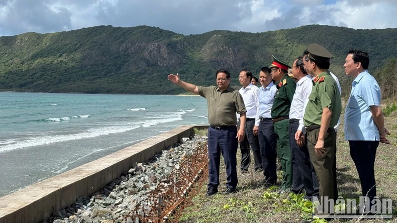 Thủ tướng Phạm Minh Chính đi thị sát khu vực sân bay Côn Đảo. (Ảnh: VŨ TÂN)