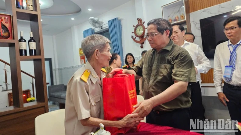 Thủ tướng Phạm Minh Chính tặng quà động viên thương binh, cựu tù Côn Đảo Nguyễn Xuân Viên. (Ảnh: VŨ TÂN)