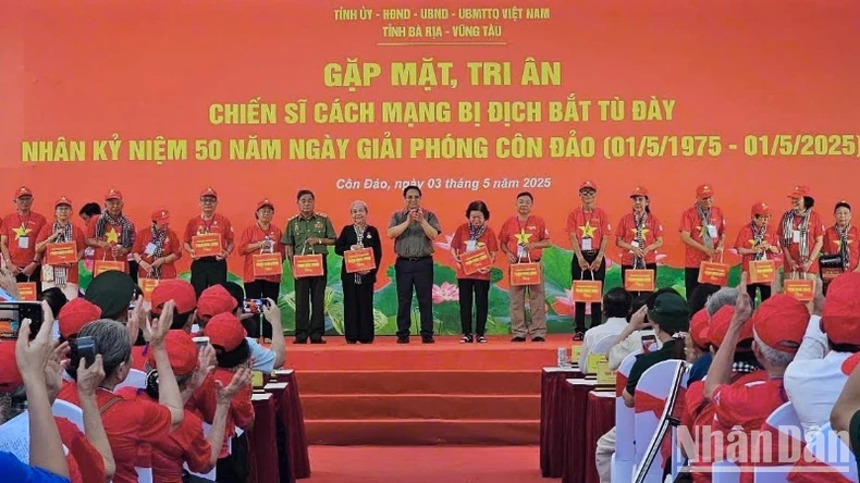Thủ tướng Phạm Minh Chính tặng quà các chiến sĩ cách mạng bị địch bắt, tù đày ở Côn Đảo. (Ảnh: VŨ TÂN)