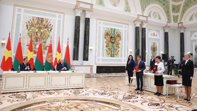 Tổng Bí thư Tô Lâm và Tổng thống Aleksandr Lukashenko chứng kiến lễ ký các văn kiện hợp tác giữa Việt Nam và Belarus ảnh 1