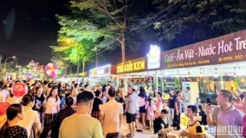 Hàng chục nghìn người háo hức trải nghiệm phố đi bộ ở tỉnh Thái Bình ảnh 1