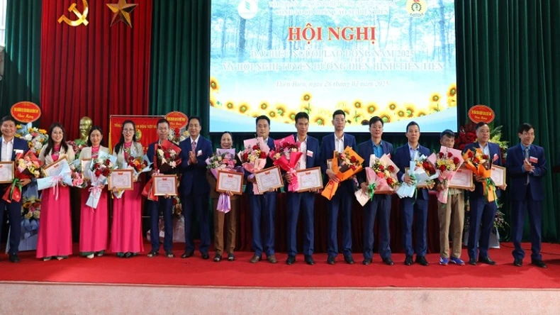 Khơi dậy sức mạnh đoàn kết, hăng hái thi đua lao động sản xuất trong công nhân, người lao động ảnh 2