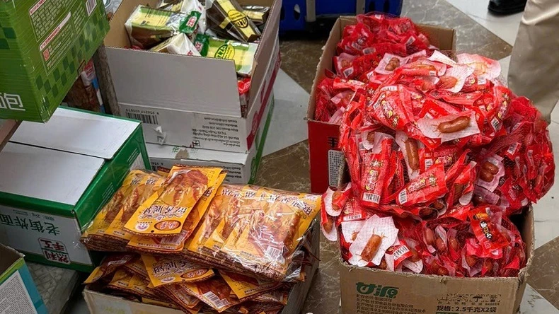 Điện Biên buộc tiêu hủy hơn 200kg hàng hóa, thực phẩm không rõ nguồn gốc xuất xứ ảnh 1