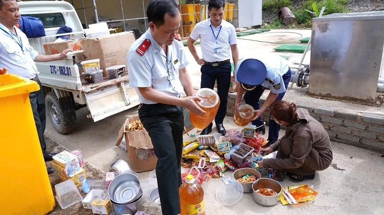 Điện Biên buộc tiêu hủy hơn 200kg hàng hóa, thực phẩm không rõ nguồn gốc xuất xứ ảnh 2