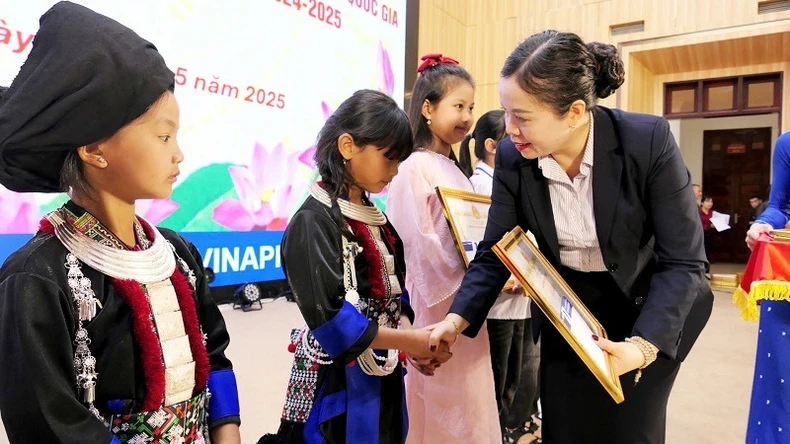 Lai Châu tuyên dương hàng trăm giáo viên và học sinh tiêu biểu ảnh 2