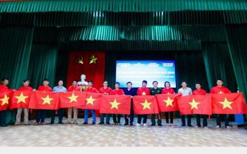 Tặng 10.000 lá cờ Tổ quốc cho ngư dân tỉnh Thái Bình -0
