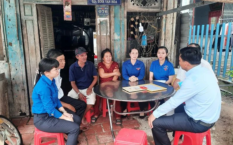 Truy tặng huy hiệu “Tuổi trẻ dũng cảm” cho học sinh lớp 5 ở Vĩnh Long -0