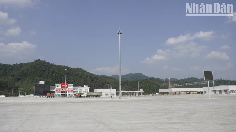 Lạng Sơn điều tiết phương tiện tránh ùn ứ tại Cửa khẩu Hữu Nghị ảnh 1