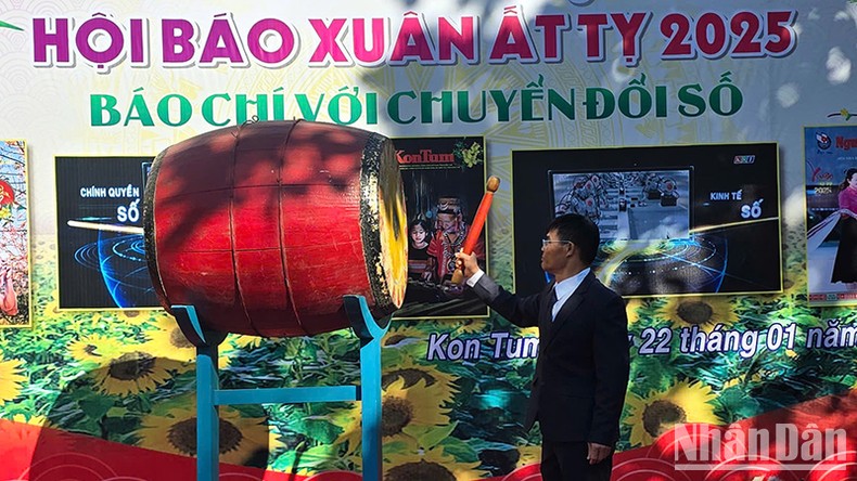 Kon Tum: Khai mạc Hội báo Xuân Ất Tỵ 2025 chủ đề Báo chí với chuyển đổi số ảnh 1