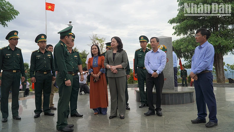 Phó Chủ tịch nước Võ Thị Ánh Xuân thăm, tặng quà tại tỉnh Kon Tum ảnh 9