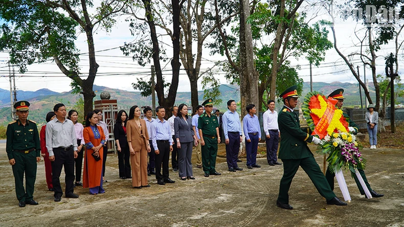 Phó Chủ tịch nước Võ Thị Ánh Xuân thăm, tặng quà tại tỉnh Kon Tum ảnh 8