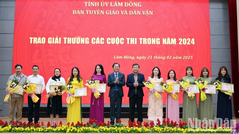 Lâm Đồng trao giải và phát động cuộc thi chính luận, giải báo chí về xây dựng Đảng ảnh 2