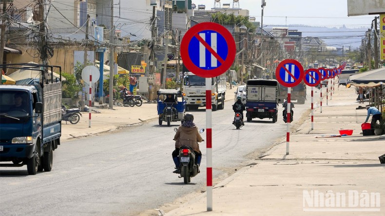 Kỳ lạ, “trồng” 23 biển báo cấm cùng loại trên đoạn đường khoảng 1km ảnh 1