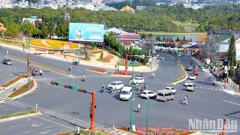 Vụ 23 biển báo trên đoạn đường 1km: Tỉnh Lâm Đồng yêu cầu khẩn trương đánh giá ảnh 3