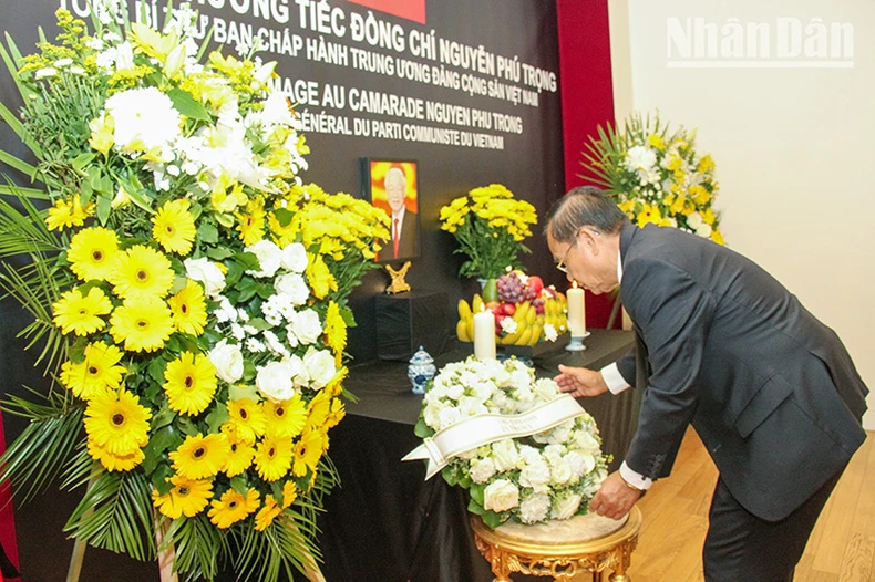 [Ảnh] Những hình ảnh xúc động tại Lễ viếng Tổng Bí thư Nguyễn Phú Trọng ở Pháp ảnh 3