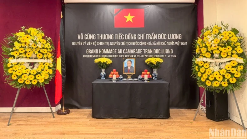 Đại sứ quán Việt Nam tại Pháp tổ chức Lễ viếng nguyên Chủ tịch nước Trần Đức Lương ảnh 1