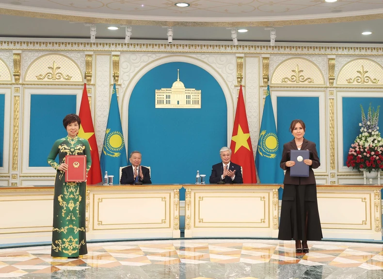 Tổng Bí thư Tô Lâm chứng kiến Lễ trao các văn kiện hợp tác Việt Nam-Kazakhstan ảnh 1