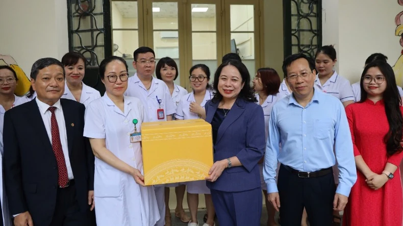 Phó Chủ tịch nước thăm, tặng quà bệnh nhi tại Bệnh viện Phổi Trung ương ảnh 4