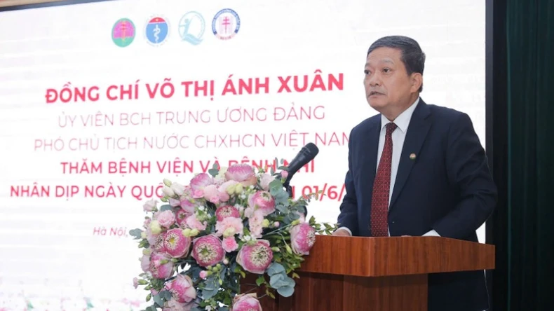 Phó Chủ tịch nước thăm, tặng quà bệnh nhi tại Bệnh viện Phổi Trung ương ảnh 1