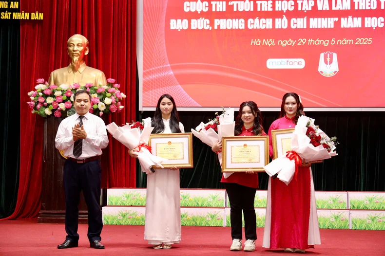 Trao giải Cuộc thi “Tuổi trẻ học tập và làm theo tư tưởng, đạo đức, phong cách Hồ Chí Minh” năm học 2024-2025 ảnh 2