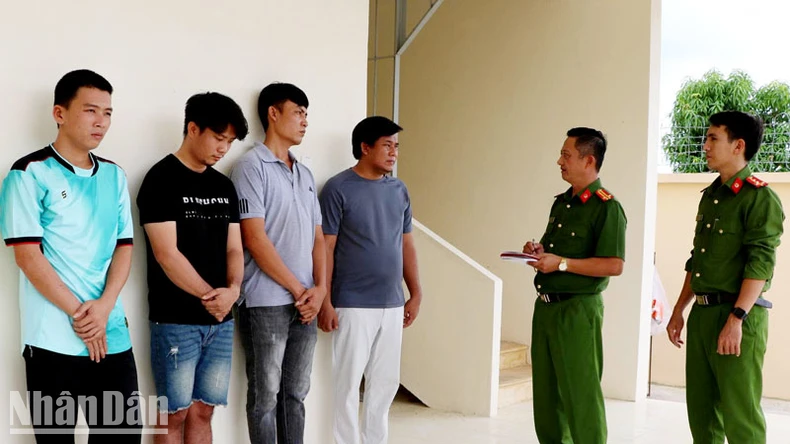 Triệt phá đường dây vận chuyển trái phép máy gặt đập liên hợp quy mô lớn từ Campuchia về Việt Nam ảnh 1