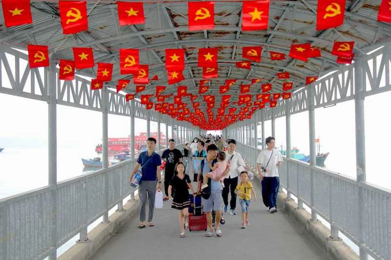 Hơn 1 triệu lượt khách đến Quảng Ninh trong kỳ nghỉ lễ 30/4 và 1/5 ảnh 1