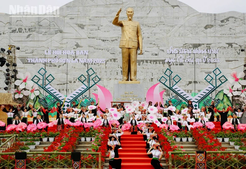 [Ảnh] Sôi động Lễ hội hoa ban thành phố Sơn La ảnh 5