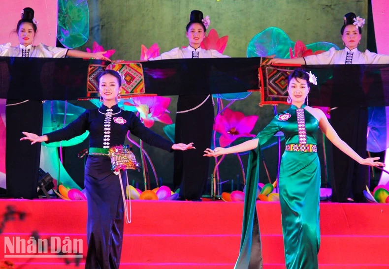 [Ảnh] Sôi động Lễ hội hoa ban thành phố Sơn La ảnh 16