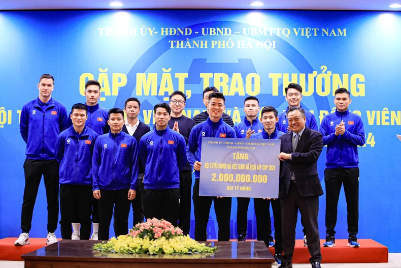 Tuyên dương, khen thưởng 10 cầu thủ của Hà Nội vô địch ASEAN Cup 2024 ảnh 1