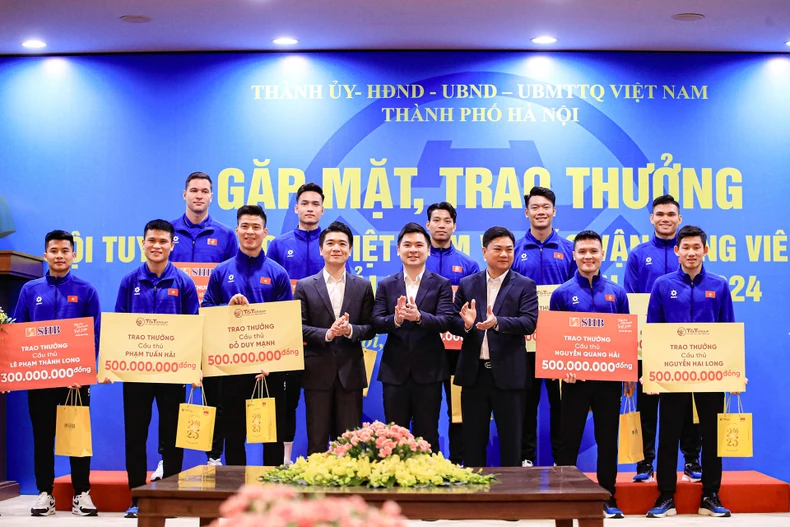 Tuyên dương, khen thưởng 10 cầu thủ của Hà Nội vô địch ASEAN Cup 2024 ảnh 2