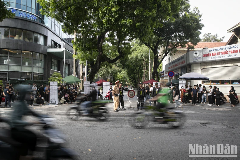 [Ảnh] Người dân xúc động khi vào viếng Tổng Bí thư Nguyễn Phú Trọng ảnh 1